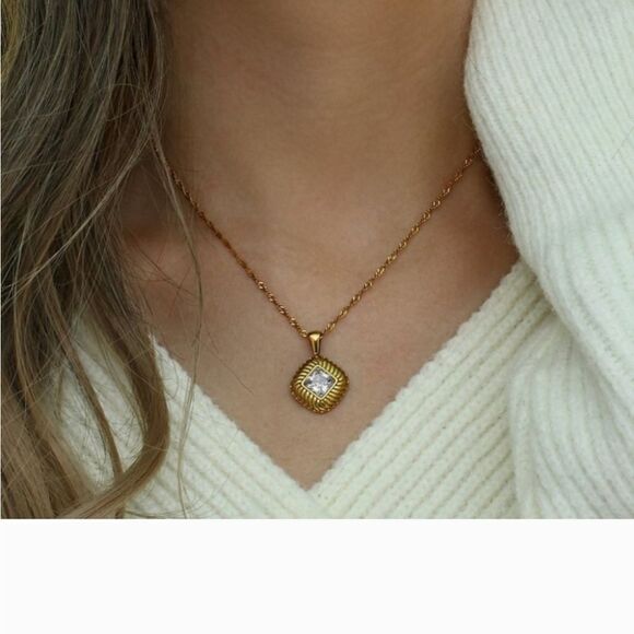 Zircon Vintage Diamond Textured Pendant Necklace 18K Gold Plated Stainless Steel - Picture 6 of 8